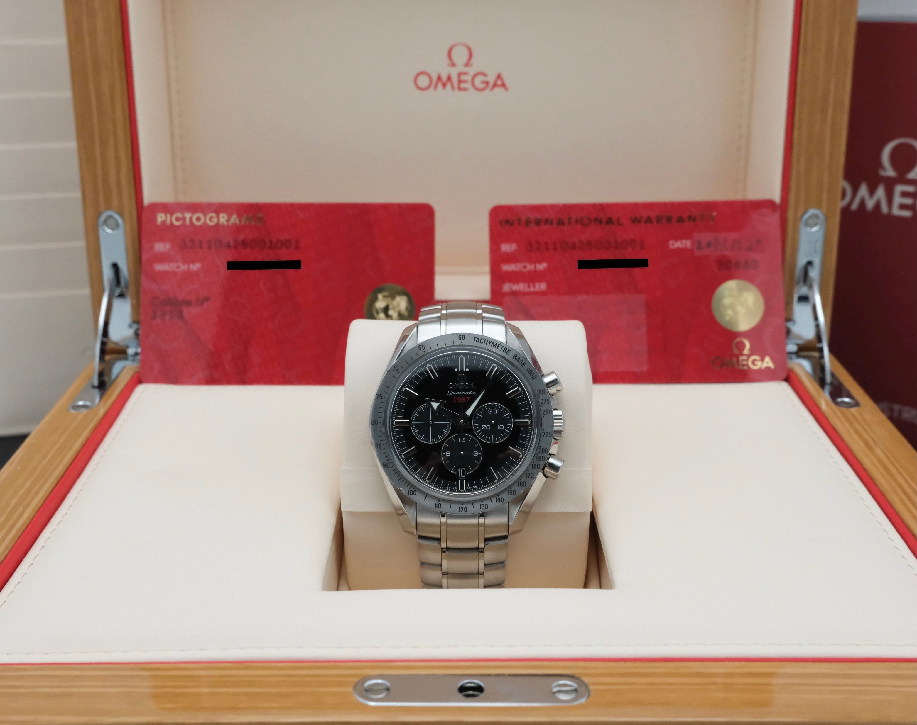 Omega Speedmaster Broad Arrow 321.10.42.50.01.001 - 2021 - Omega horloge - Omega kopen - Omega heren horloges - Trophies Watches